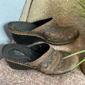 Clarks Artisan brown leather clogs size 9.5